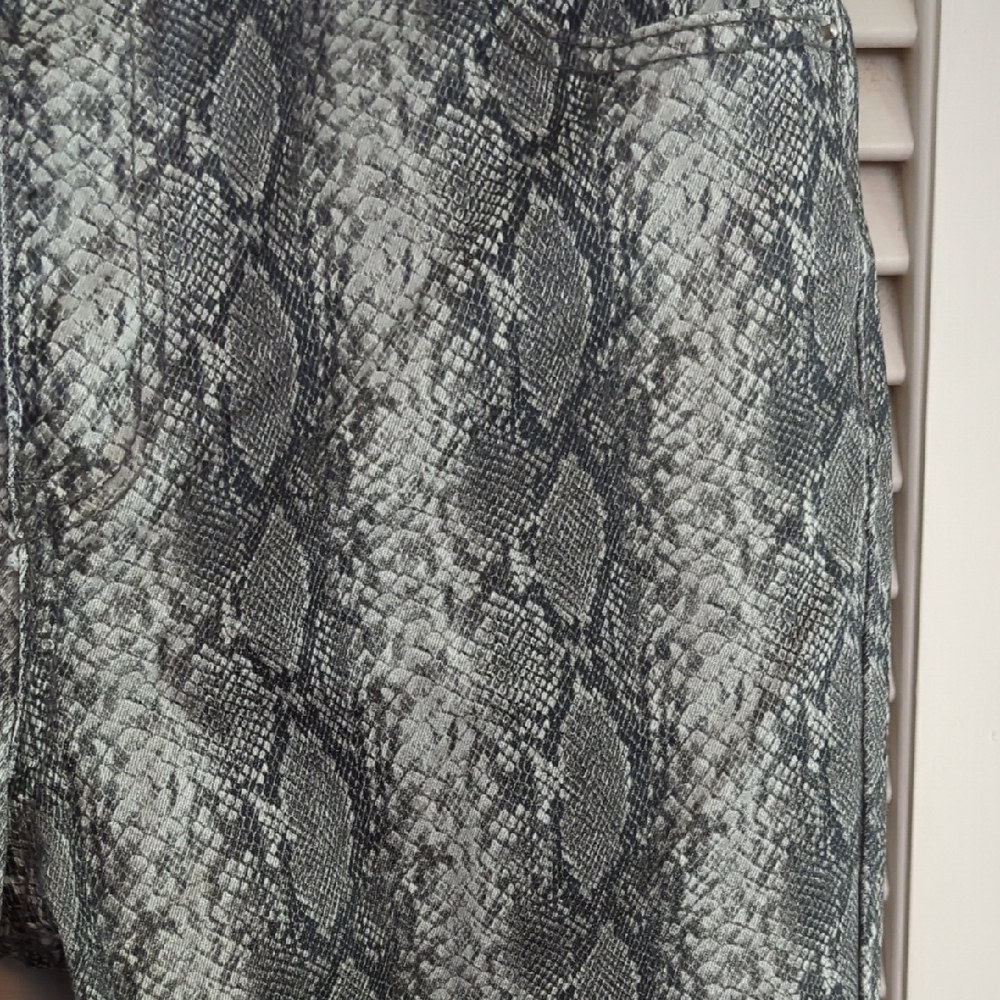 Bagatelle NYC Gray Snake Print Jeans - Picture 4 of 7